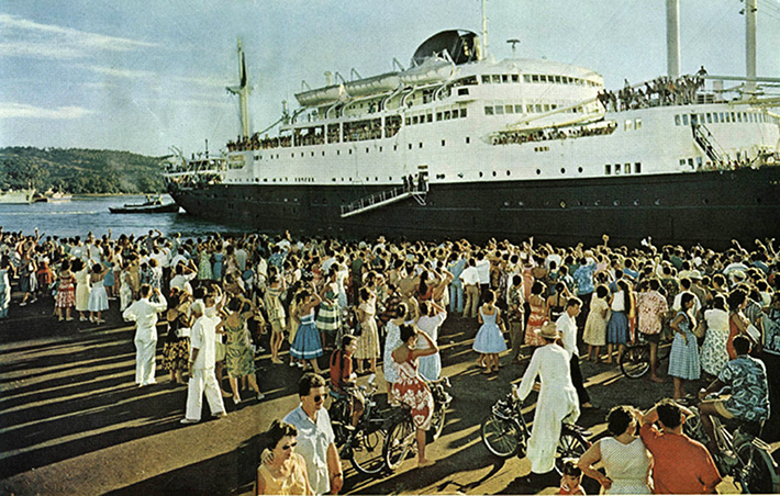 Tahitien leaving Papeete